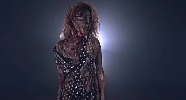 Mujer Zombie Espeluznante Posando Sobre Fondo Oscuro — Foto de Stock