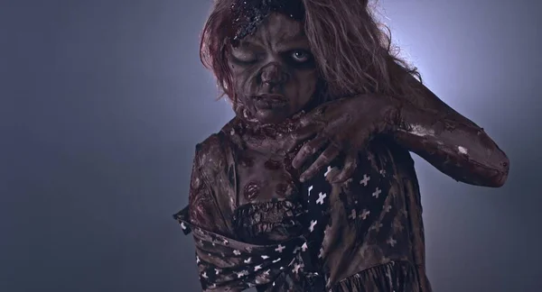 Läskig Zombie Kvinna Poserar Mot Mörk Bakgrund — Stockfoto