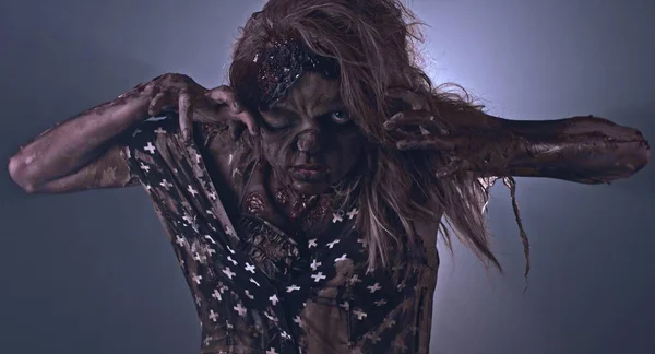 Kobieta Creepy Zombie Pozowanie Ciemnym Tle — Zdjęcie stockowe