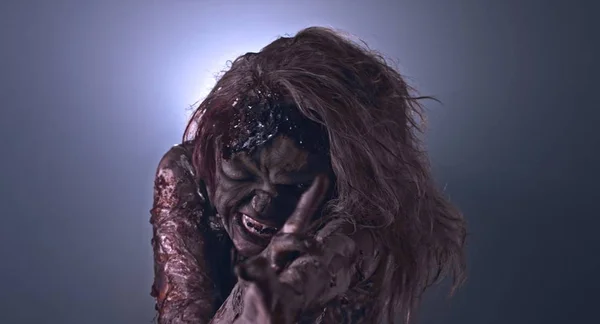 Wanita Zombie Menyeramkan Berpose Dengan Latar Belakang Gelap — Stok Foto