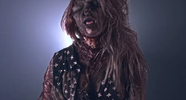 Kobieta Creepy Zombie Gestykulacji Ciemnym Tle Mglisty — Zdjęcie stockowe