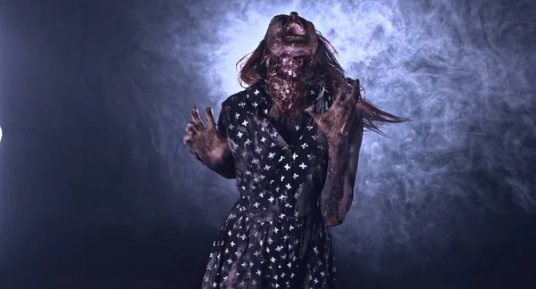 Läskig Zombie Kvinna Gestikulerande Mot Mörk Bakgrund — Stockfoto