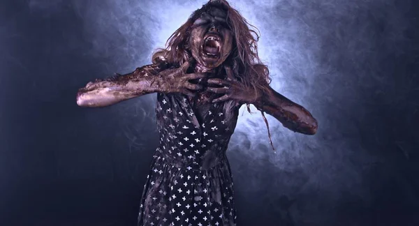 Mujer Zombie Espeluznante Posando Sobre Fondo Oscuro Brumoso — Foto de Stock