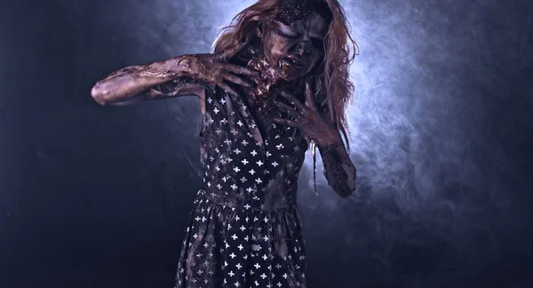 Läskig Zombie Kvinna Poserar Mot Mörk Dimmiga Bakgrund — Stockfoto