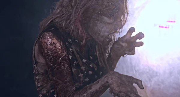 Wanita Zombie Menakutkan Berpose Dengan Latar Belakang Gelap Dengan Cahaya — Stok Foto