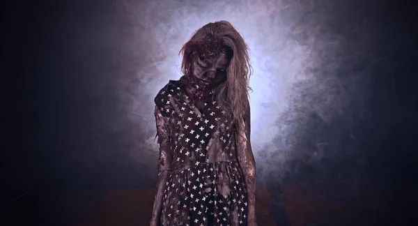 Mujer Zombie Miedo Posando Sobre Fondo Oscuro Con Luz Fondo — Foto de Stock