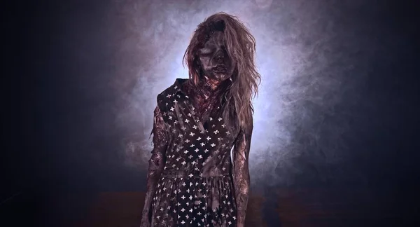 Mujer Zombie Miedo Posando Sobre Fondo Oscuro Con Luz Fondo — Foto de Stock