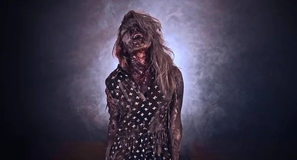 Przerażające Zombie Kobieta Pozowanie Ciemnym Tle Podświetleniem — Zdjęcie stockowe