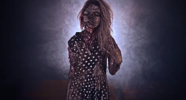 Femme Zombie Effrayant Posant Sur Fond Sombre Avec Rétro Éclairage — Photo