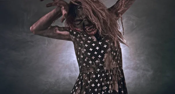 Griezelige Zombie Vrouw Poseren Tegen Donkere Achtergrond — Stockfoto