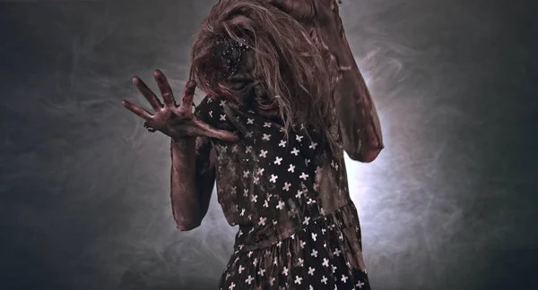 Femme Zombie Effrayant Posant Sur Fond Sombre — Photo