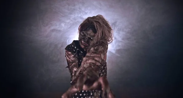 Моторошна Зомбі Жінка Позує Темному Тлі — стокове фото