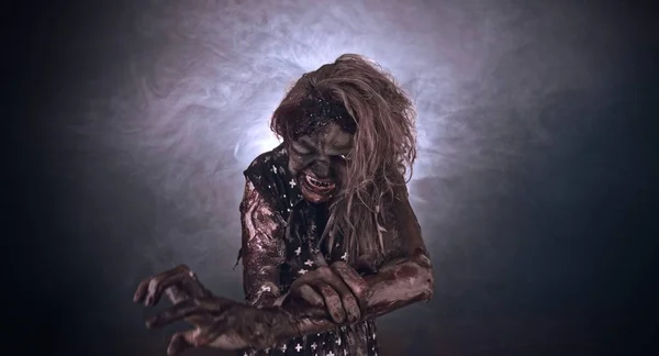 Mujer Zombie Espeluznante Posando Sobre Fondo Oscuro —  Fotos de Stock