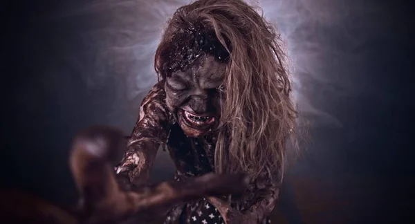 Läskig Zombie Kvinna Poserar Mot Mörk Bakgrund — Stockfoto
