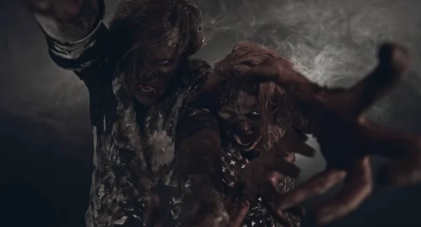 Potret Dua Zombie Berpose Bersama Terhadap Latar Belakang Gelap — Stok Foto