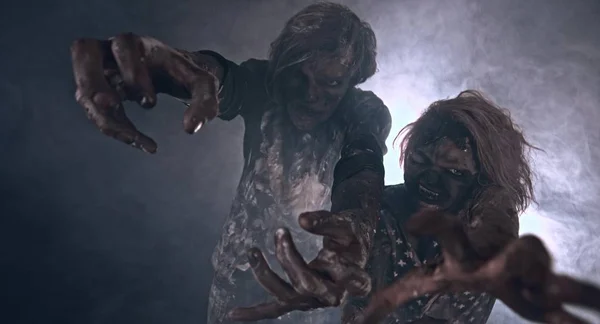 Ritratto Due Zombie Che Posano Insieme Sullo Sfondo Scuro — Foto Stock