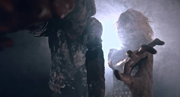 Portret Dwóch Zombie Pozowanie Razem Ciemnym Tle — Zdjęcie stockowe