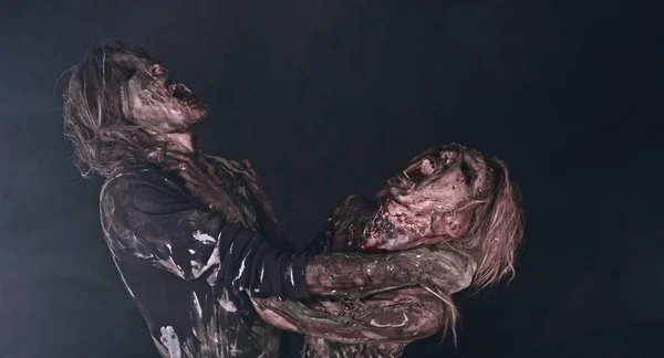 Dos Zombies Posando Juntos Sobre Fondo Oscuro — Foto de Stock