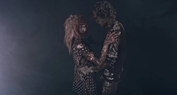Retrato Tierna Pareja Zombies Abrazándose Juntos Contra Fondo Oscuro — Foto de Stock