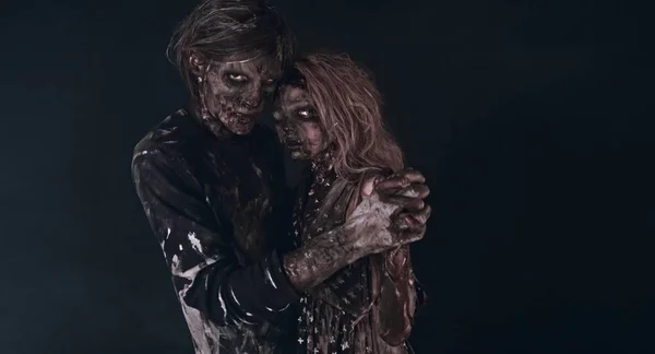 Portret Przetargu Zombie Para Przytulanie Razem Ciemnym Tle — Zdjęcie stockowe