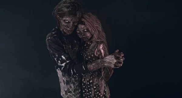 Retrato Tierna Pareja Zombies Abrazándose Juntos Contra Fondo Oscuro —  Fotos de Stock