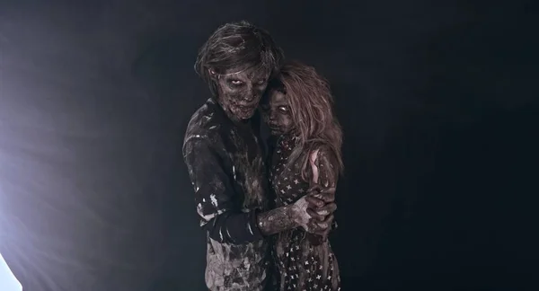 Retrato Tierna Pareja Zombies Abrazándose Juntos Contra Fondo Oscuro — Foto de Stock