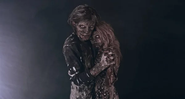 Retrato Tierna Pareja Zombies Abrazándose Juntos Contra Fondo Oscuro — Foto de Stock