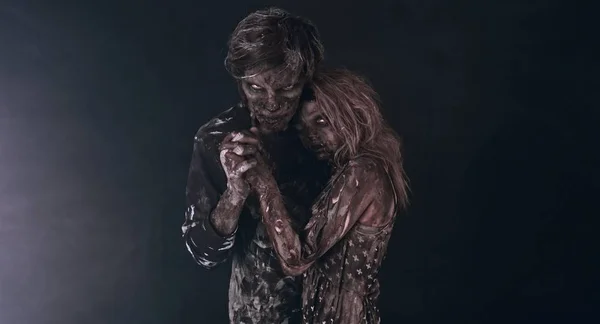 Портрет Ніжної Пари Зомбі Обіймається Разом Темному Фоні — стокове фото