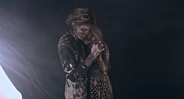 Retrato Tierna Pareja Zombies Abrazándose Juntos Contra Fondo Oscuro — Foto de Stock