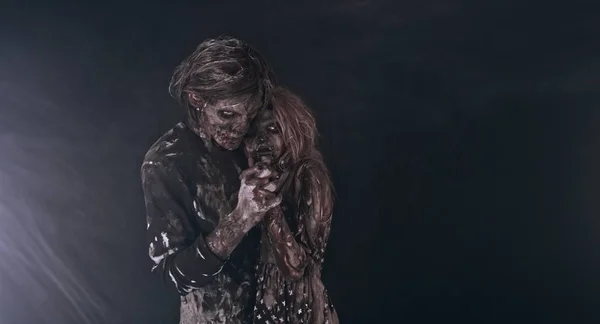 Retrato Tierna Pareja Zombies Abrazándose Juntos Contra Fondo Oscuro — Foto de Stock