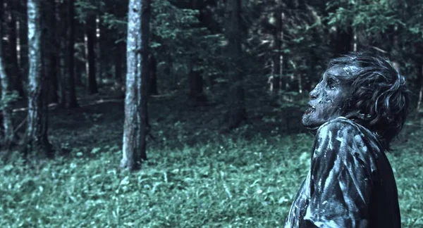 Side View Porträtt Skrämmande Zombie Man Poserar Skogsstigen — Stockfoto