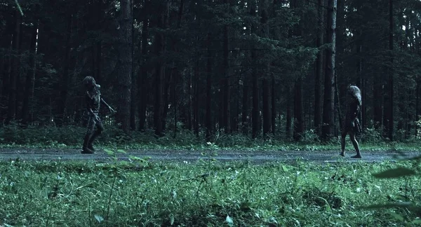 Zombie Uomo Donna Posa Insieme Nella Foresta — Foto Stock