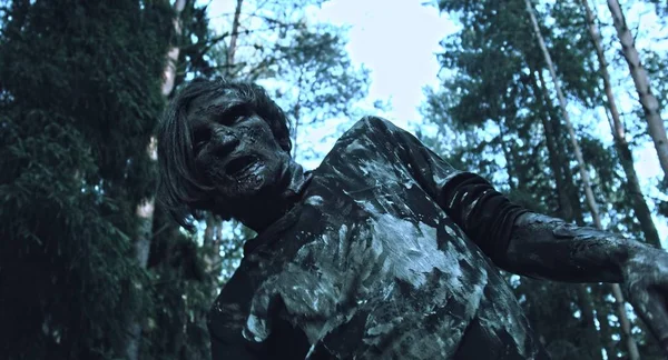 Skrämmande Zombie Man Poserar Skogsstigen — Stockfoto