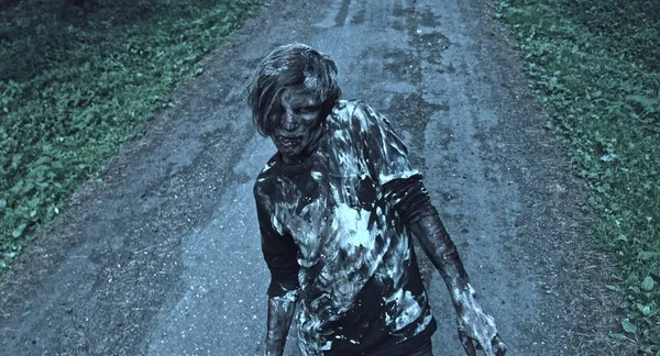 Przerażające Zombie Mężczyzna Pozowanie Leśną Ścieżką — Zdjęcie stockowe