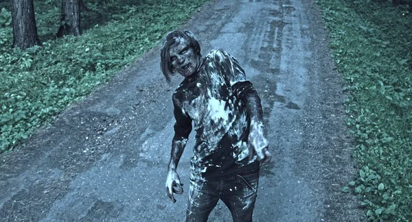 Przerażające Zombie Mężczyzna Pozowanie Leśną Ścieżką — Zdjęcie stockowe