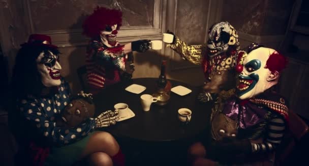 Clowns Effrayants Ayant Halloween Thé Partie Dans Des Décorations Sombres — Video