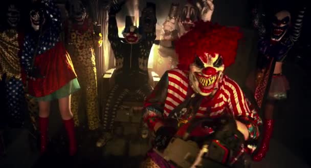 Clown Dansen Met Kettingzaag Enge Clown Halloween Party Concept — Stockvideo