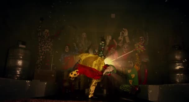 小丑跳舞在可怕的小丑万圣节派对的概念 — 图库视频影像