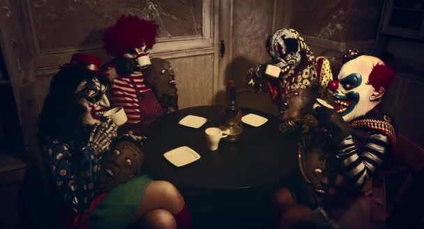 Clown Spaventosi Avendo Halloween Tea Party Decorazioni Scure — Video Stock