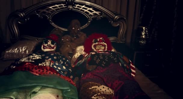两个可怕的小丑躺在一起躺在床上 — 图库视频影像