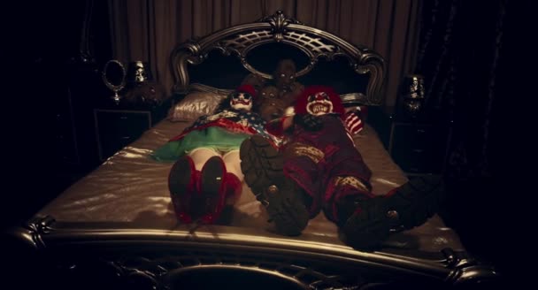 Zwei Gruselige Clowns Liegen Zusammen Bett — Stockvideo