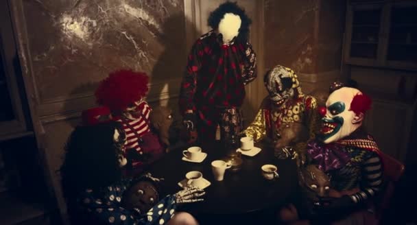 Clown Spaventosi Avendo Halloween Tea Party Decorazioni Scure — Video Stock