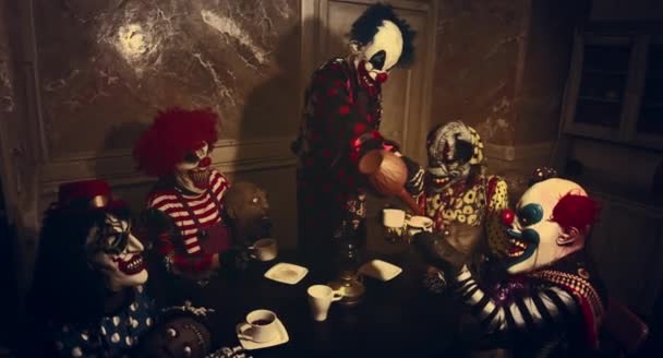 Eng Clowns Hebben Thee Halloweenfeest Donkere Decoraties — Stockvideo