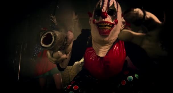 Clown Poseren Met Pistool Enge Clown Halloween Party Concept — Stockvideo