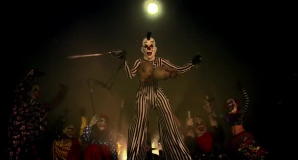 小丑与剑和削减头 可怕的小丑万圣节派对的概念 — 图库视频影像