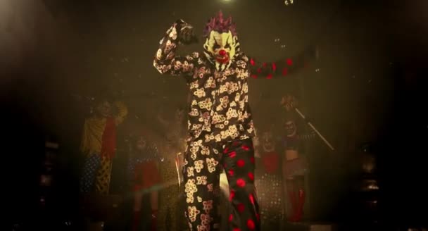 Clown Tanzt Bei Grusel Clowns Halloween Party — Stockvideo