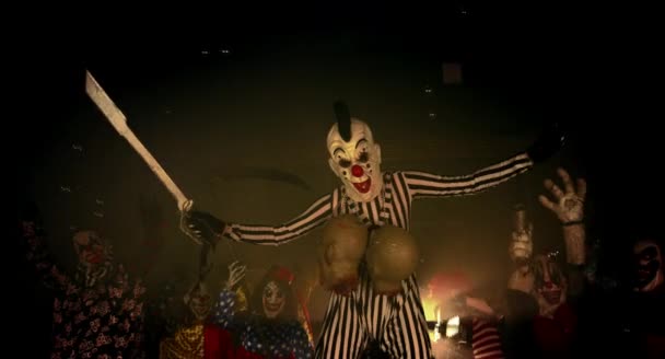 Clown Mit Schwert Und Abgeschnittenen Köpfen Gruselclowns Halloween Party Konzept — Stockvideo