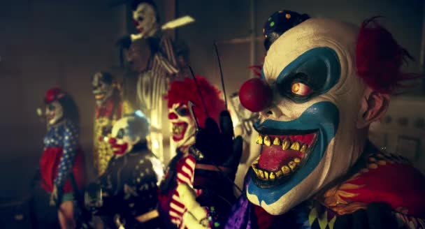 Läskiga Clowner Poserar Tillsammans Halloween Party Konceptet — Stockvideo