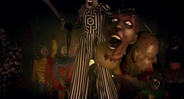 Clown Med Svärd Och Skära Huvuden Läskiga Clowner Halloween Party — Stockvideo