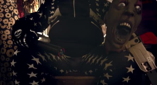 ハロウィーン パーティー コンセプトの玉座に座って怖いピエロ — ストック動画